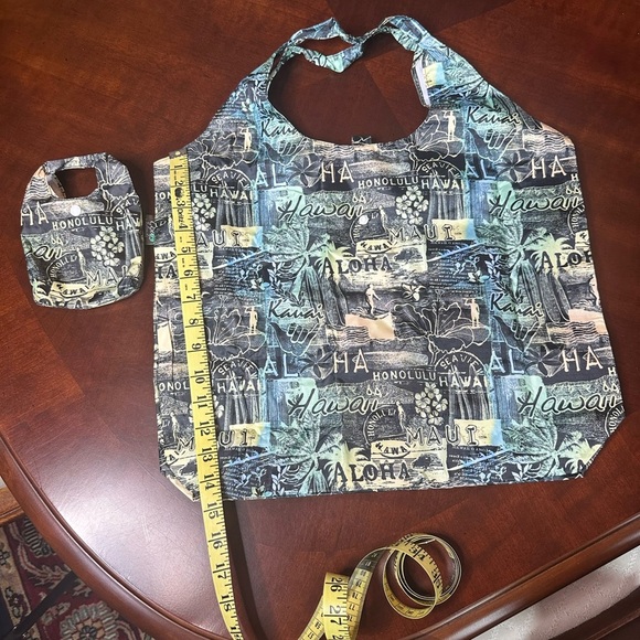 Hawaiian Print Travel Bag - Picture 7 of 7